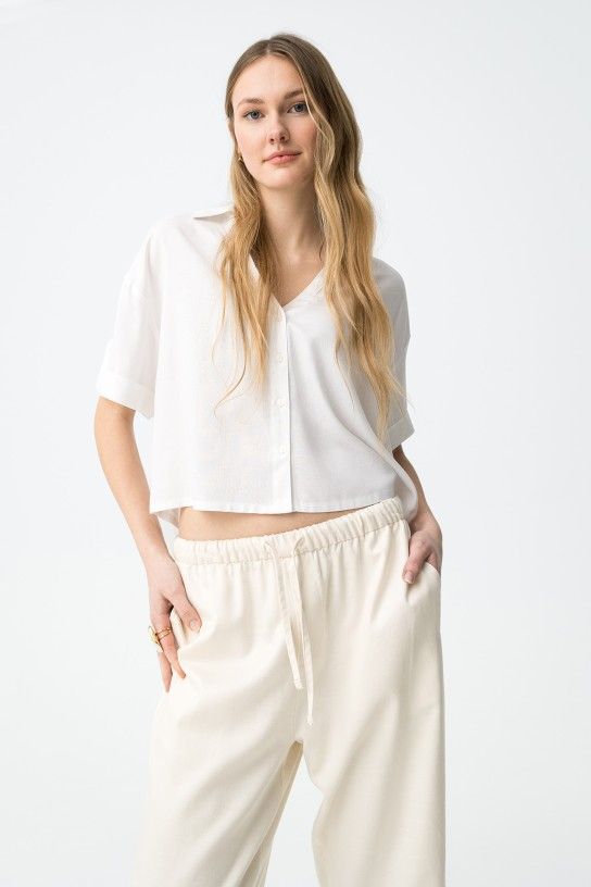 Camisa con corte cropped, manga corta y botones en color crudo, con estilo desenfadado oversize.  90% VISCOSE 10% LINEN