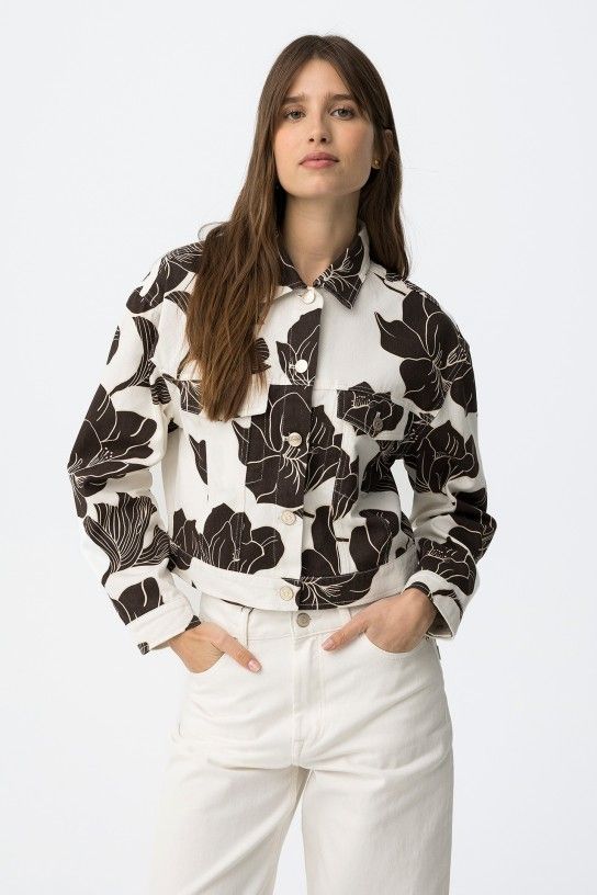 NoveChaqueta de corte recto en color crudo con estampado floral grande y bolsillos delanteros con solapa.  100% COTTONdad
